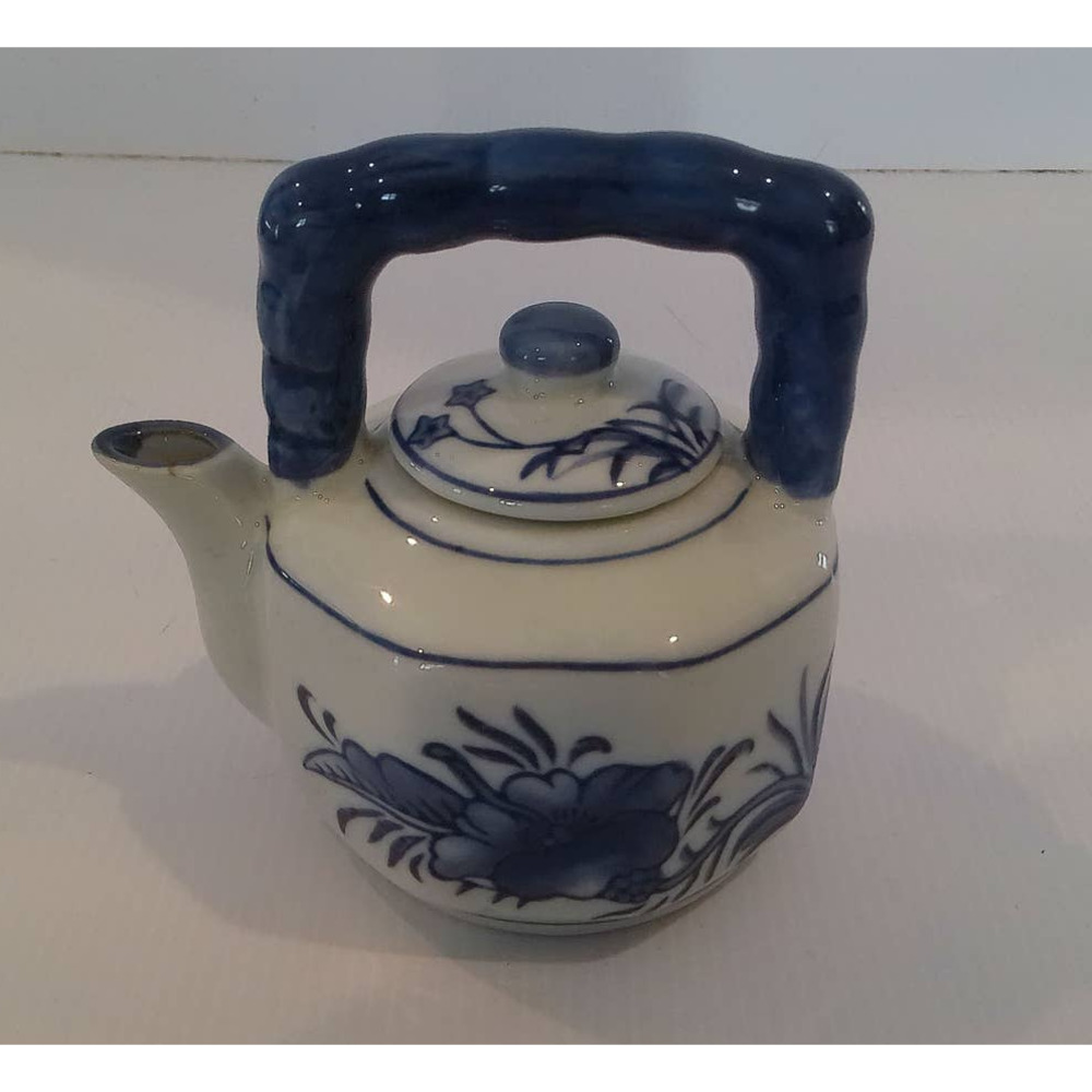 Nantucket Teapot with cream w/blue square handles, flower